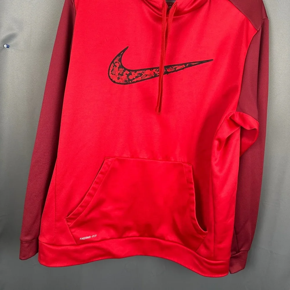 Nike Therma-FIT Hoodie Mens XL Red Burgundy Camo Swoosh Pullover Sweatshirt